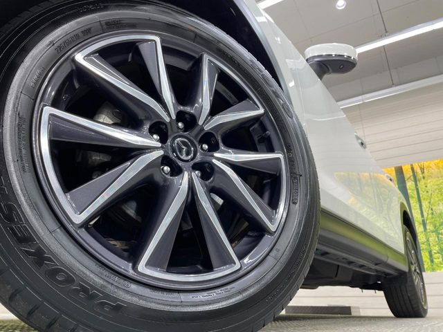 【純正アルミホイール】デザイン性の高い純正アルミホイールを装着しております。各種社外アルミホイールや、スタッドレスタイヤも取扱いしております。是非ご相談ください♪