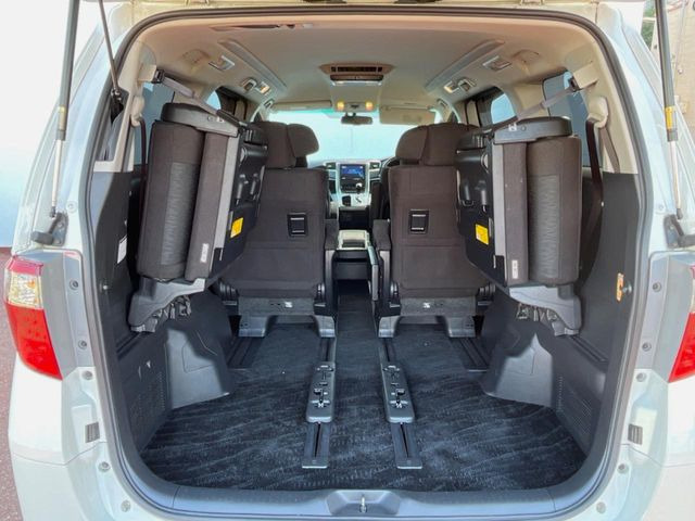 後席を格納すると、これだけの広さが!シーンに合わせたシートアレンジで、大きな荷物も積むことが出来ます♪