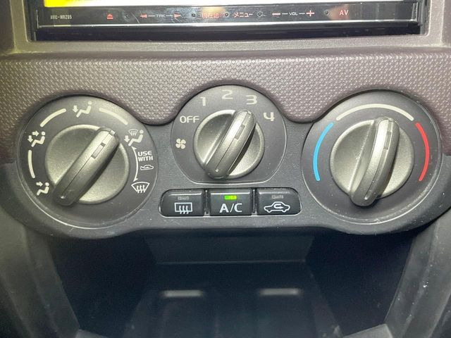 寒い冬も暑い夏も全席に快適な空調を届けてくれる、ダイヤル式エアコンを装備♪