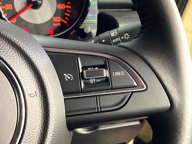 【クルーズコントロール】高速道路もラクラク走行。アクセルを離しても一定速度で走行ができ、長距離運転時の負担を軽減!加速・減速も簡単なスイッチ操作で調整できます。