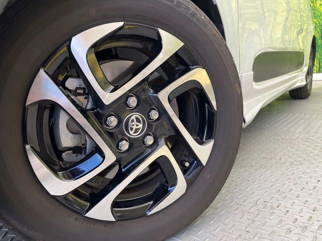 【純正オプション15インチアルミホイール】純正オプションホイールを装着。走行性能の向上に加え、外観もよりスタイリッシュになっています。