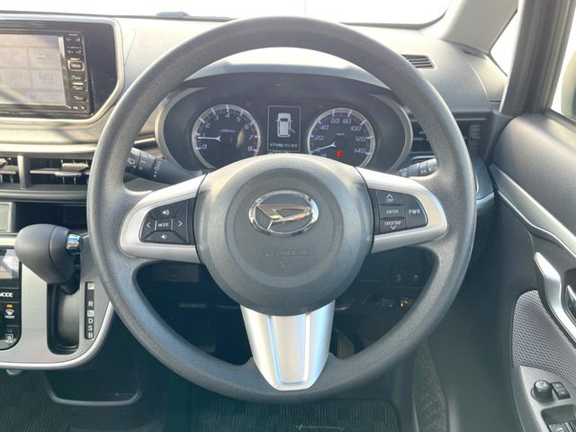 �C���e���A�ɍ��킹���f�U�C���̃X�e�A�����O�́A�^�]�������̂��Ƃ��l���A�^�]���₷���`��A�傫���ł��B�����x�A���ۂɐG���Ă��m���߂��������B