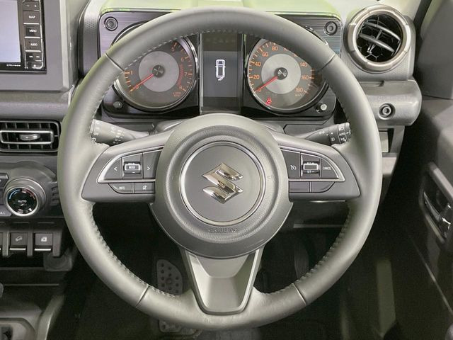 【純正革巻きステアリング】上質な革を使用することで、手にしっかり馴染みとても運転しやすいハンドルです♪