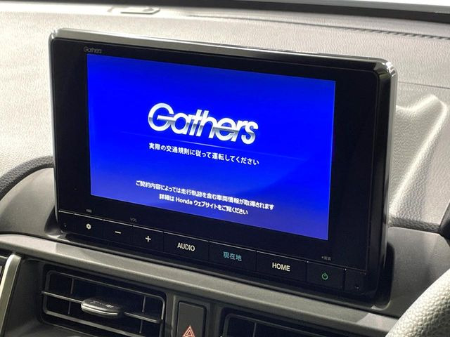 �y8�C���` �z���_�R�l�N�g�i�r�z���F���̍������ʃf�B�X�v���C�Ńi�r�̎g�p��A�������̃X�}�[�g�t�H���ƘA�g����bluetooth�ł̉��y�Đ����\�ł���