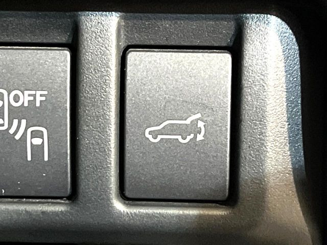 【パワーバックドア】スマートキーや運転席のボタンを押すだけでリアゲートが自動で開閉します!荷物を持っている時や、高い位置にあるバックドアを閉める際に便利な機能です♪