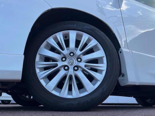 【純正18インチアルミホイール】外観にマッチした純正アルミホイールを装着しております。各種社外アルミホイールや、スタッドレスタイヤも取扱いしております。是非ご相談ください♪