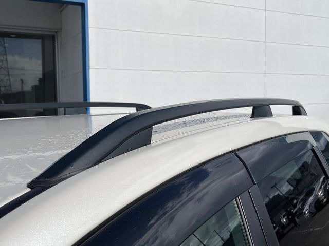 【ルーフレール】外観の魅力を引き立てるとともに、ウィンタースポーツや釣り、ロードバイク等で使う各種ギアを積むキャリア取り付けベースに!アクティブなカーライフを楽しむには必須の装備ですね!