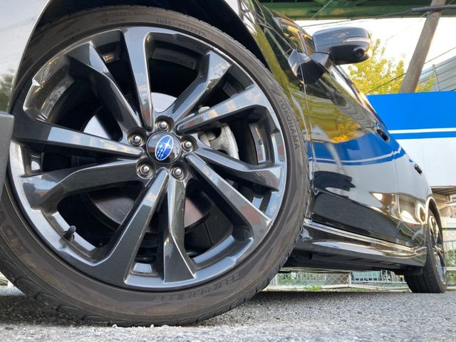 【純正18インチアルミホイール】外観にマッチした純正アルミホイールを装着しております。各種社外アルミホイールや、スタッドレスタイヤも取扱いしております。是非ご相談ください♪