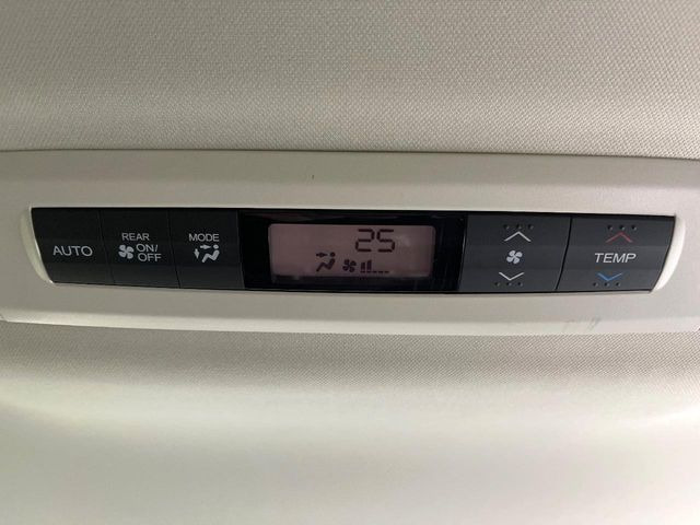 【リアオートエアコン】広い後部座席には必須の機能!風量や温度を自動で調整し前席と同様な車内環境にしてくれるリアオートエアコンを装備。夏の暑さも冬の寒さもストレスなく快適にお過ごしいただけます♪