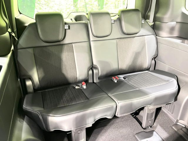 3列目シートはもちろん状態良好☆大人でもゆったりと座って頂けますので、大人数でのお出かけもラクラクです♪ご家族で、気の知れた仲間で、ドライブに行くのが楽しみですね♪