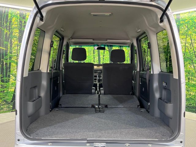 ���i�̂���������ʋ΁A���}���ɏ\���ȉ׎��X�y�[�X���m�ۂ��Ă���܂��B�Z�J���h�V�[�g��|���ƁA�傫�ȉו��̐ύڂ��\�ł���