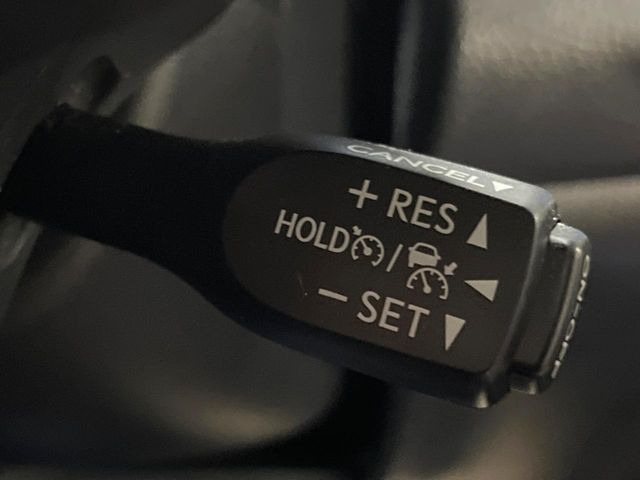 【レーダークルーズコントロール】高速道路での長距離走行が楽に!!自動で速度を保つクルーズコントロールが、衝突軽減システムと連携し、前方の車両を感知して車間を保つように速度調節してくれます!!