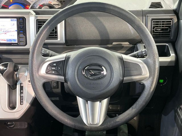 インテリアに合わせたデザインのステアリングは、運転される方のことも考え、運転しやすい形状、大きさです。是非一度、実際に触ってお確かめください。