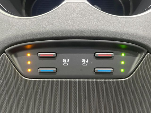 【シートベンチレーション】夏場は涼しい風でお尻や背中の熱やムレを防ぎ、冬はエアコンよりも早く温まってポカポカに!季節を問わず快適に過ごせます。