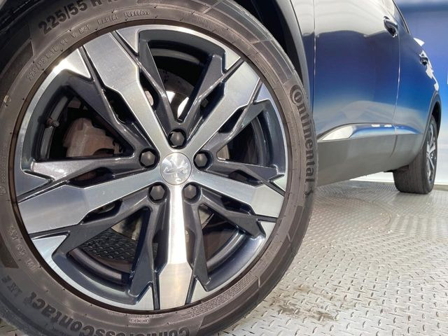 ●純正18インチアルミホイール:輸入車ならではの卓越した走りを支えるホイールと足回りです!日本車の走りに慣れている方にもぜひ体感して頂きたいほど、高いレベルでまとまっています!