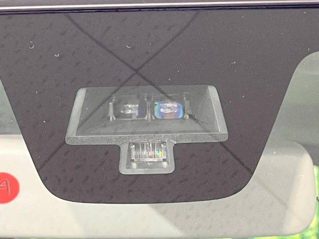 【衝突軽減システム】走行中に前方の車両等を認識し、衝突しそうな時は警報とブレーキで衝突回避と被害軽減をアシスト。より安全にドライブをお楽しみいただけます。