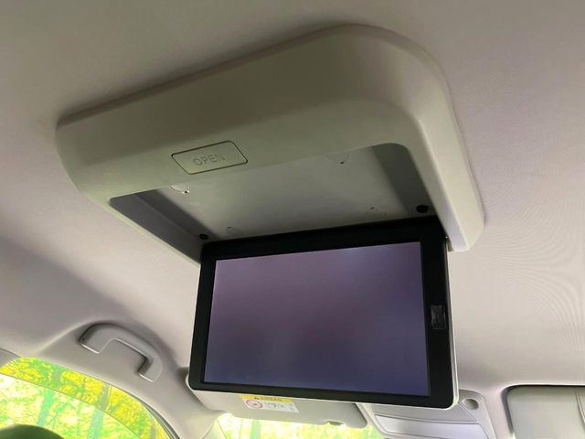 【フリップダウンモニター】大画面モニターで後席でもエンタメをお楽しみいただけます。小さなお子様にも大人気の装備です♪