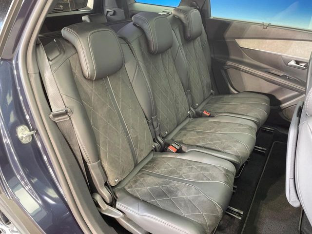 ●後部座席も気になるようなキズ・汚れやへたり等、大きなダメージはなく、良好な状態です。
