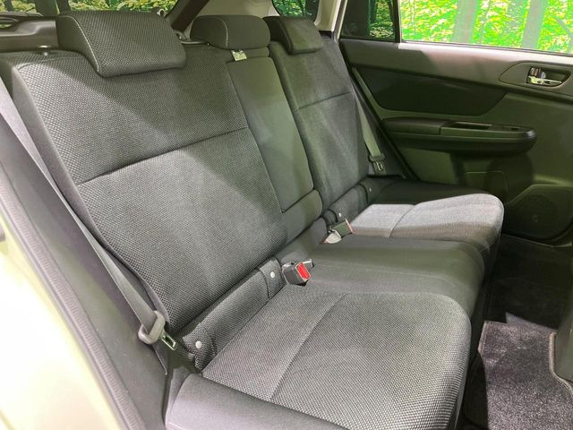 後部座席も気になるようなキズ・汚れやへたり等、大きなダメージはなく、良好な状態です。