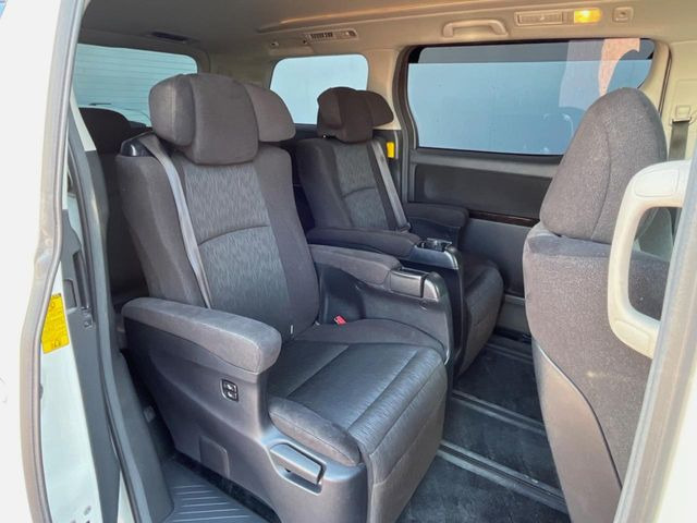 後部座席も気になるようなキズ・汚れやへたり等、大きなダメージはなく、良好な状態です。