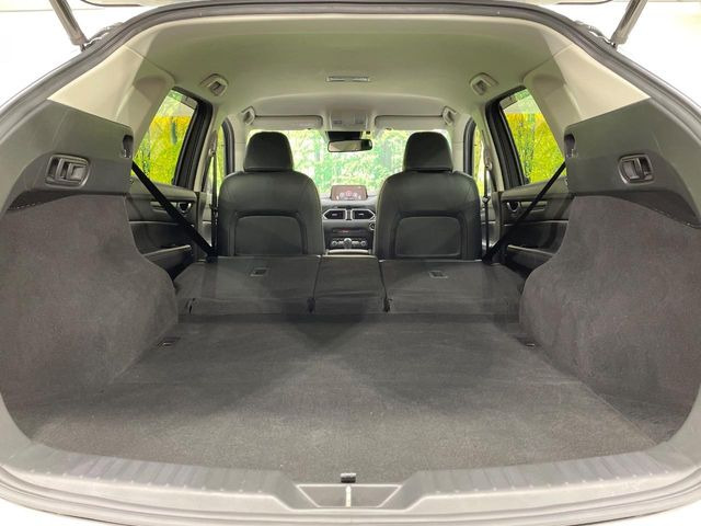 ラゲッジルームは、大容量のスペースを確保。普段のお買い物からレジャーまで、幅広く活躍してくれます!また、リアシートを倒すことでバリエーション豊かにお使いいただけます。