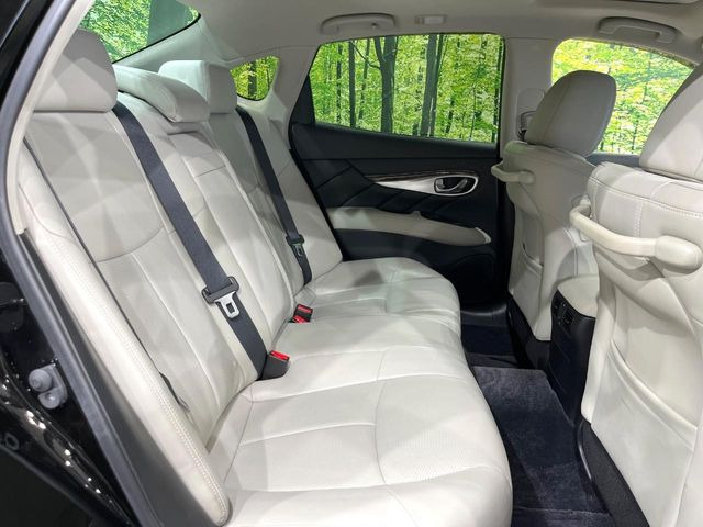 【本革シート】上質な本革を使用し、高級感あふれる本革シート。常に体に触れる部分だから、座り心地の良さにはこだわりたいですね♪汚れの付着や劣化を抑制する内装コーティング施工もおススメですよ♪