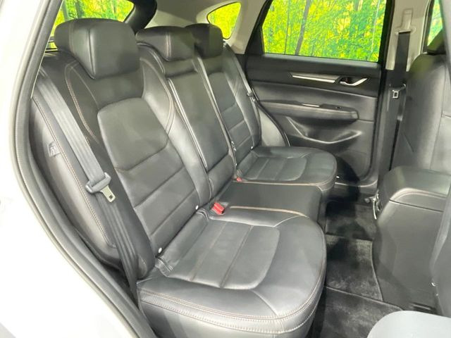 後部座席も気になるようなキズ・汚れやへたり等、大きなダメージはなく、良好な状態です。