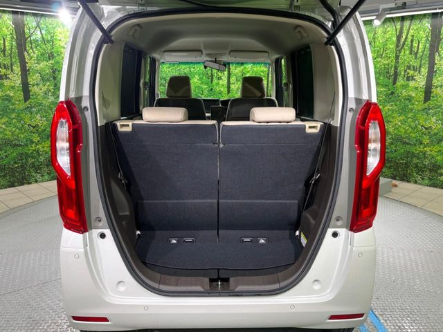 ���i�̂���������ʋ΁A���}���ɏ\���ȉ׎��X�y�[�X���m�ۂ��Ă���܂��B�Z�J���h�V�[�g��|���ƁA�傫�ȉו��̐ύڂ��\�ł���