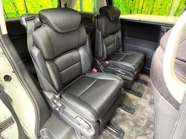 後部座席も気になるようなキズ・汚れやへたり等、大きなダメージはなく、良好な状態です。