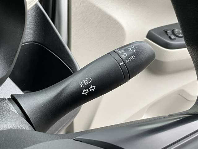 �y�I�[�g���C�g�z�ԊO�̖��邳�����m���āA�����I�Ƀw�b�h���C�g��_�����Ă���܂���g���l���𑖍s����ۂɂ��A�����I�ɓ_�����Ă���ĕ֗��ȑ�����1�ł���