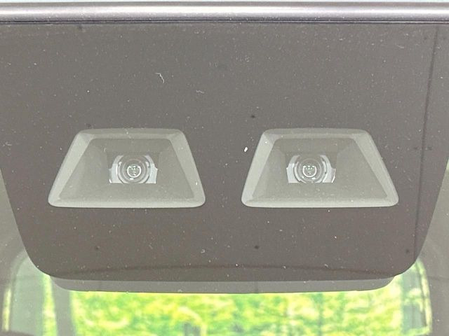 【スマートアシスト】走行中に前方の車両等を認識し、衝突しそうな時は警報とブレーキで衝突回避と被害軽減をアシスト。より安全にドライブをお楽しみいただけます。