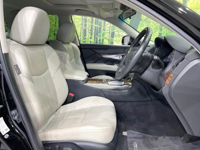 【シートベンチレーション】夏場は涼しい風でお尻や背中の熱やムレを防ぎ、冬はエアコンよりも早く温まってポカポカに!季節を問わず快適に過ごせます。