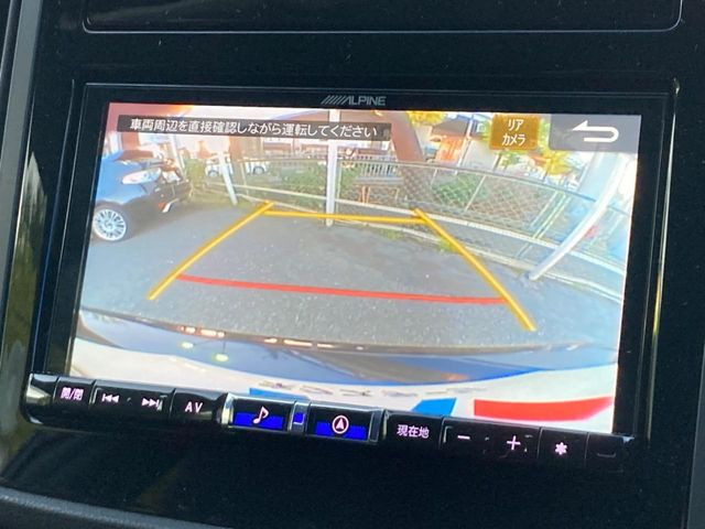 【バックカメラ】駐車時に後方がリアルタイム映像で確認できます。大型商業施設や立体駐車場での駐車時や、夜間のバック時に大活躍!運転スキルに関わらず、今や必須となった装備のひとつです!