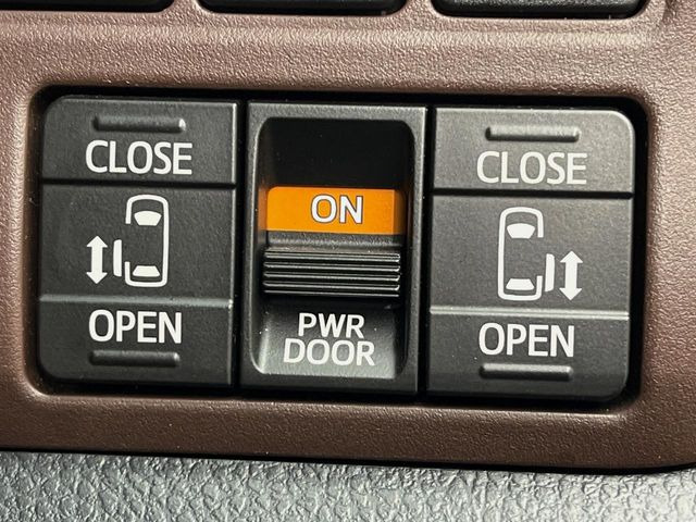 【両側パワースライドドア】スマートキーや運転席のスイッチで後席両側スライドドアの開閉が可能♪電動だから力を入れてドアを開ける必要が無く、小さなお子様でも簡単に開け閉めでき快適です♪