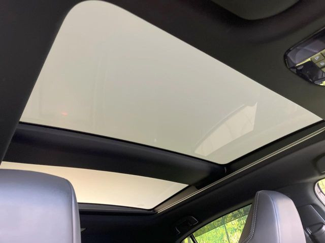 【調光パノラマルーフ】車内の解放感が一気に上がる大型パノラマルーフに調光機能がプラス!日差しが強い時、シェードを閉めなくてもガラスの透明度を調整することで心地よい明るさに♪