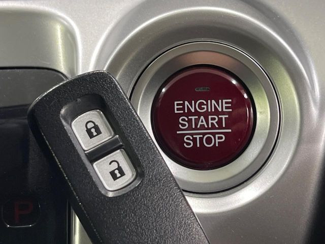 �yHonda�X�}�[�g�L�[�z�J�o����|�P�b�g�ɓ��ꂽ�܂܂ł��h�A�̎{���E�������\�ȃX�}�[�g�L�[�𑕔��B�G���W���̃I���E�I�t�����J�M�����o���K�v����������Ƃ��Ă��֗��ł���