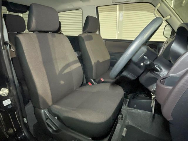 運転席まわりには十分なスペースがあり、大柄な方でもゆったり運転していただける環境です。