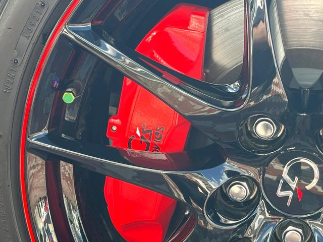 【レッドキャリパー】ハイパワー車両には強力なブレーキが必須!色鮮やかなキャリパーがスポーティな印象を引き立てます♪