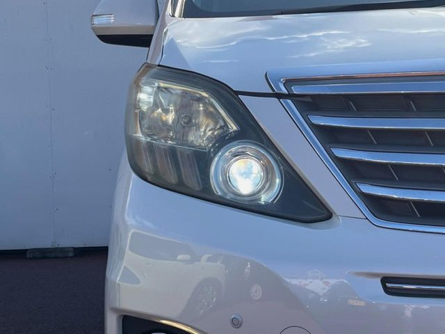 【HIDヘッドライト】非常に明るく前方を照らしてくれるので、悪天候や夜間の走行時も視界良好で安心してお乗りいただけます。