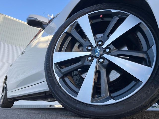 【純正18インチアルミホイール】外観にマッチした純正アルミホイールを装着しております。各種社外アルミホイールや、スタッドレスタイヤも取扱いしております。是非ご相談ください♪