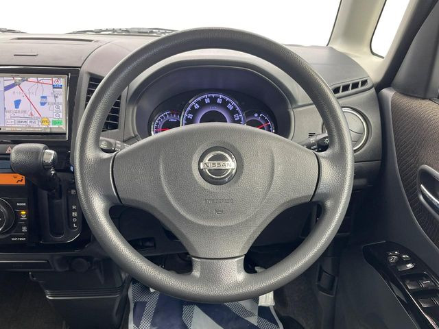 �C���e���A�ɍ��킹���f�U�C���̃X�e�A�����O�́A�^�]�������̂��Ƃ��l���A�^�]���₷���`��A�傫���ł��B�����x�A���ۂɐG���Ă��m���߂��������B