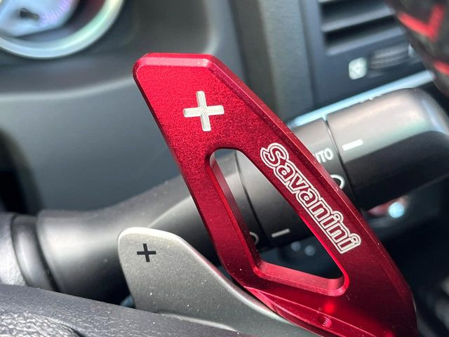 【パドルシフト】ハンドルから手を離さずに素早くシフトアップ&ダウンができるので、エンジンブレーキを使う下り坂や高速道路の合流で加速したい場面で役立ちます。