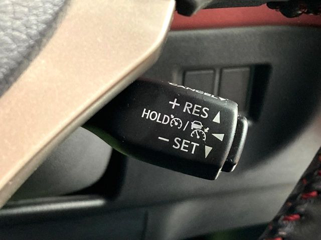 【レーダークルーズコントロール】高速道路での長距離走行が楽に!!自動で速度を保つクルーズコントロールが、衝突軽減システムと連携し、前方の車両を感知して車間を保つように速度調節してくれます!!