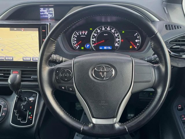 �C���e���A�ɍ��킹���f�U�C���̃X�e�A�����O�́A�^�]�������̂��Ƃ��l���A�^�]���₷���`��A�傫���ł��B�����x�A���ۂɐG���Ă��m���߂��������B