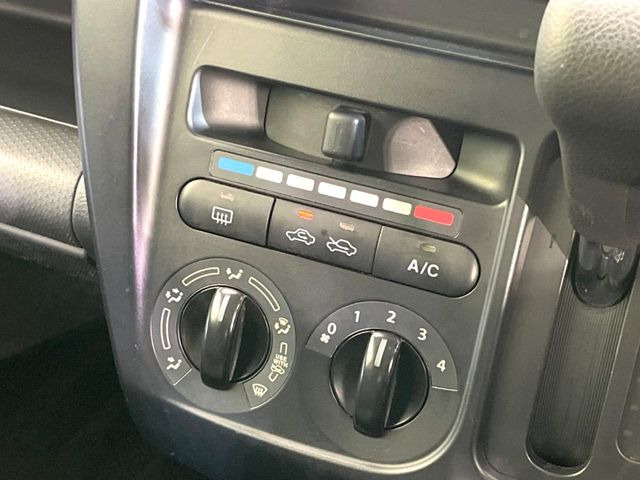 寒い冬も暑い夏も全席に快適な空調を届けてくれる、ダイヤル式エアコンを装備♪