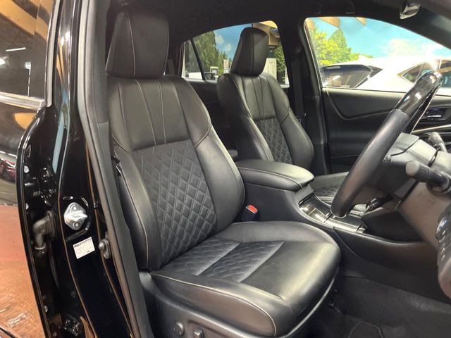 【ハーフレザーシート】高級感と座り心地を両立した人気のシート♪背面・座面のファブリック素材は、通気性の良さや滑りにくさに優れています。気温や服装に左右されず快適にお乗りいただけます。