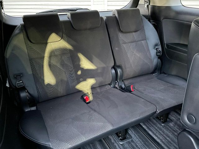 床下収納式のサードシートです。座席部分をコンパクトに収納でき、広大な荷室スペースとしてお使いいただけます!乗車人数や荷物の量など利用シーンに合わせて3列目を有効活用でき、とっても便利♪