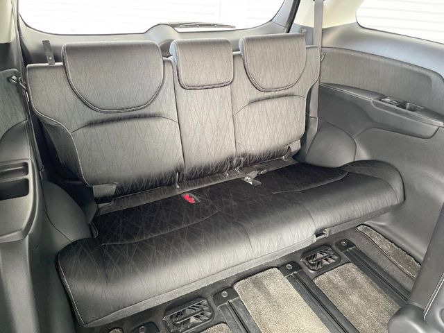 床下収納式のサードシートです。座席部分をコンパクトに収納でき、広大な荷室スペースとしてお使いいただけます!乗車人数や荷物の量など利用シーンに合わせて3列目を有効活用でき、とっても便利♪