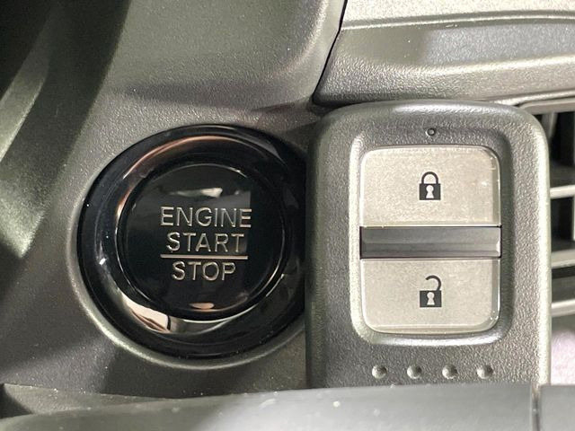 �yHonda�X�}�[�g�L�[�z�J�o����|�P�b�g�ɓ��ꂽ�܂܂ł��h�A�̎{���E�������\�ȃX�}�[�g�L�[�𑕔��B�G���W���̃I���E�I�t�����J�M�����o���K�v����������Ƃ��Ă��֗��ł���