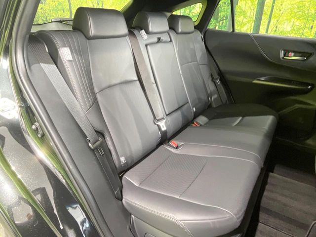 後部座席も気になるようなキズ・汚れやへたり等、大きなダメージはなく、良好な状態です。